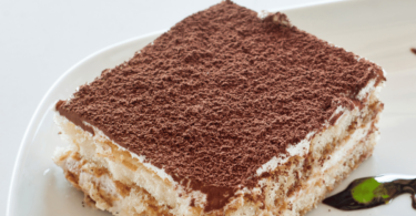 Tiramisu revisité avec des couches créatives de fruits, mascarpone et biscuits