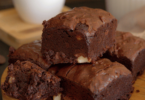 Brownies au chocolat fondant sortant de l'air fryer avec une texture moelleuse et brillante