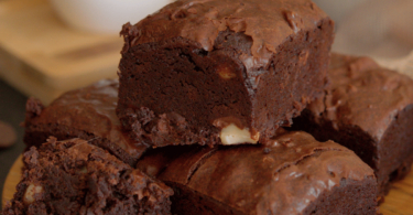 Brownies au chocolat fondant sortant de l'air fryer avec une texture moelleuse et brillante