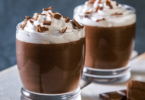 Mousse au chocolat mascarpone, servie dans une verrine avec des copeaux de chocolat.