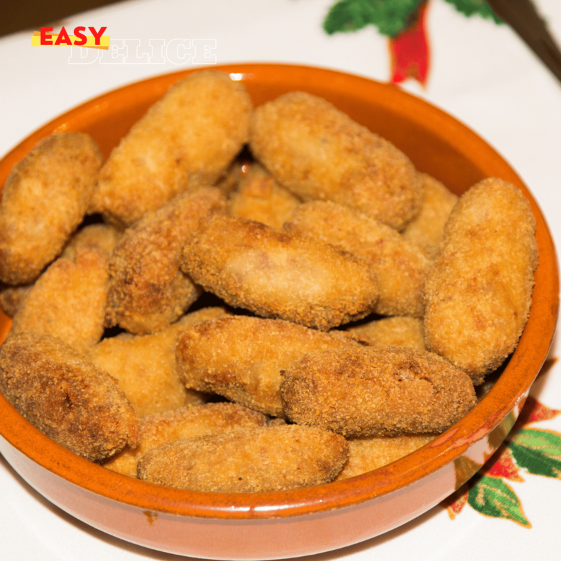 Croquettes de jambon dorées et croustillantes servies avec une sauce crémeuse