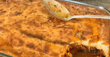 Moussaka grecque traditionnelle, dorée et servie en parts généreuses dans une assiette.