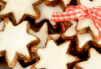 Biscuits de Noël à la cannelle, joliment décorés et disposés sur une table festive.