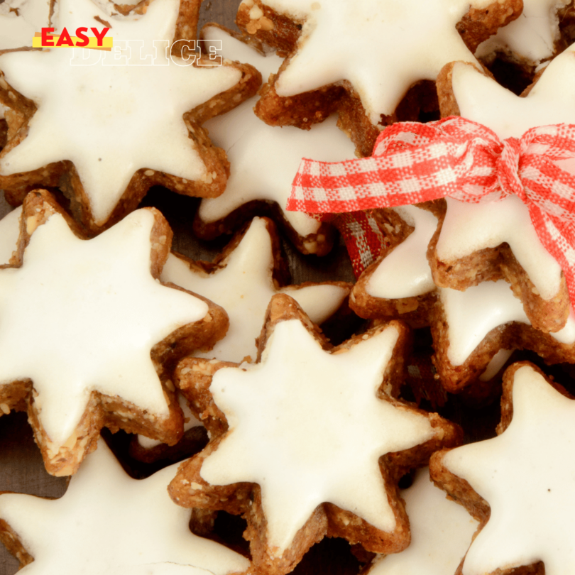 Biscuits de Noël à la cannelle, joliment décorés et disposés sur une table festive.