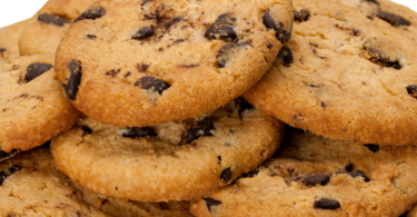 Cookies dorés et moelleux cuits au Airfryer, prêts à être dégustés.