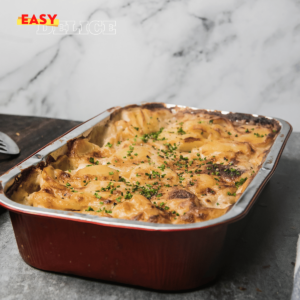 Gratin dauphinois doré et crémeux, servi dans un plat à gratin rustique.