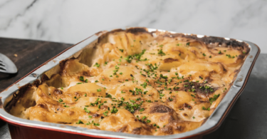 Gratin dauphinois doré et crémeux, servi dans un plat à gratin rustique.