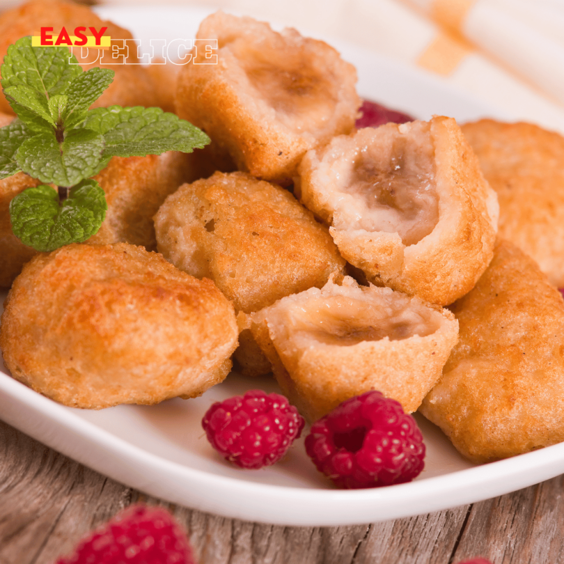 Beignets de bananes dorés et croustillants, saupoudrés de sucre glace, accompagnés d'une tasse de thé.