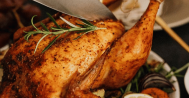 Poularde dorée et juteuse, servie avec des légumes de saison dans un plat de fête.