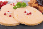 Foie gras mi-cuit, tranché et servi avec du pain grillé et une confiture de figues.