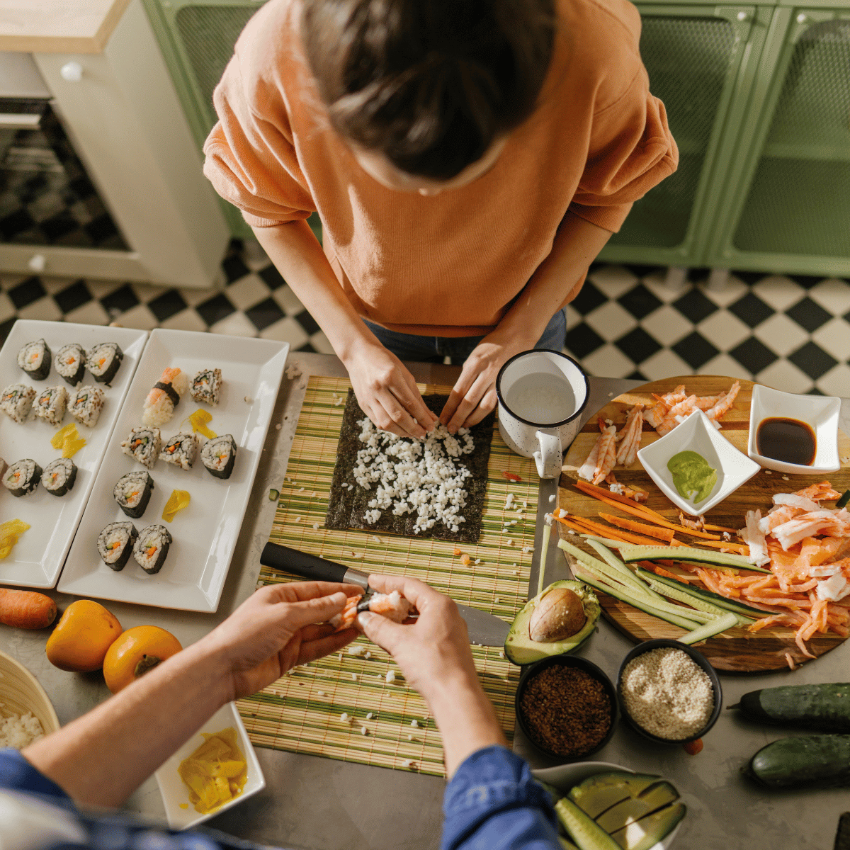 Assortiment de sushis maison avec makis, nigiris, et sashimis sur une assiette élégante.