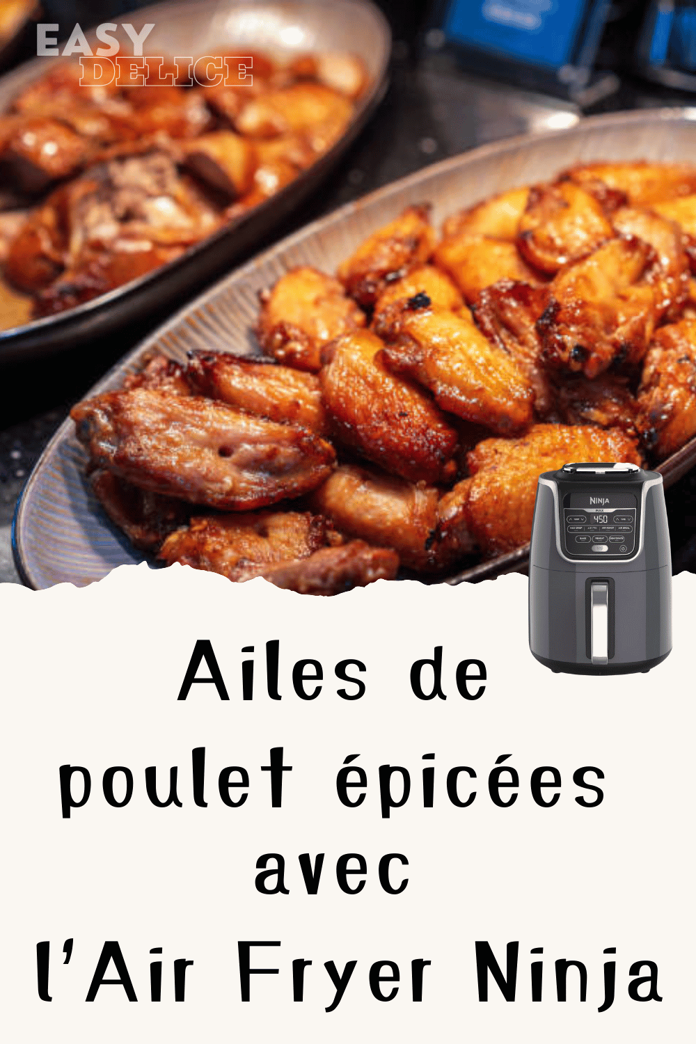 Ailes de poulet épicées au bourbon et frickles croustillants servis dans une assiette