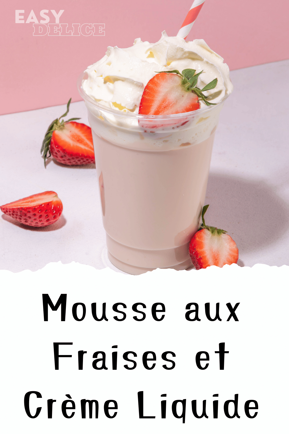 Verrine de mousse aux fraises surmontée de fraises fraîches et de crème fouettée