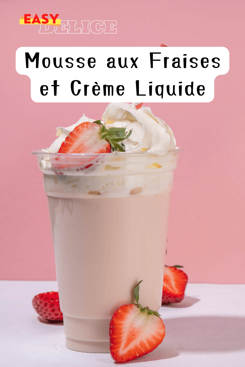 Verrine de mousse aux fraises surmontée de fraises fraîches et de crème fouettée