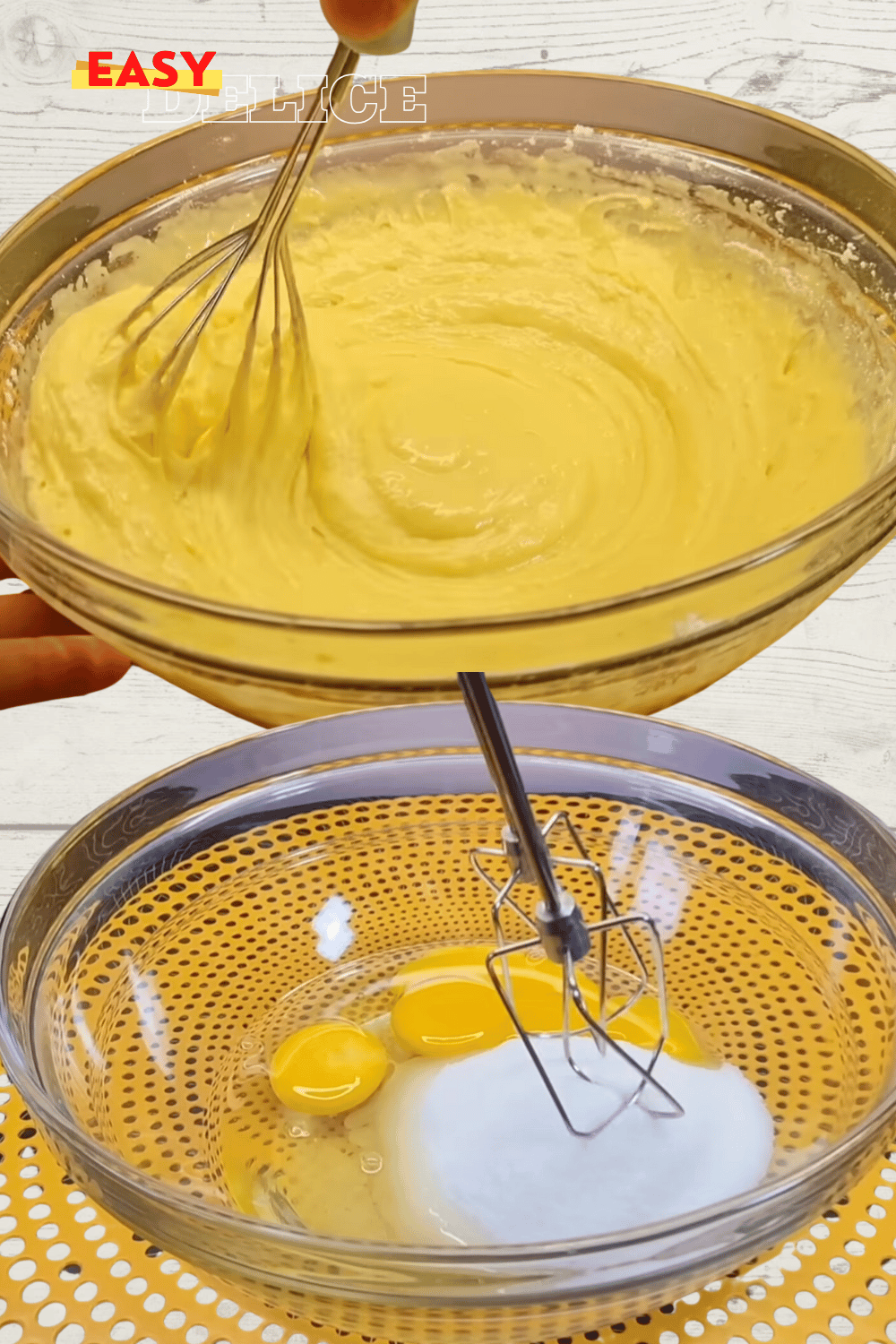 Gâteau italien au citron, légèrement doré, saupoudré de sucre glace, servi sur une assiette élégante avec des tranches de citron en décoration.