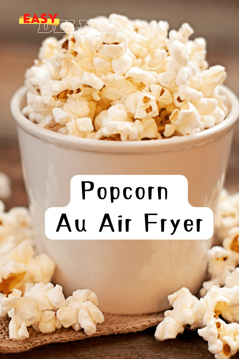 Popcorn doré et croustillant, prêt à être dégusté dans un grand bol.

