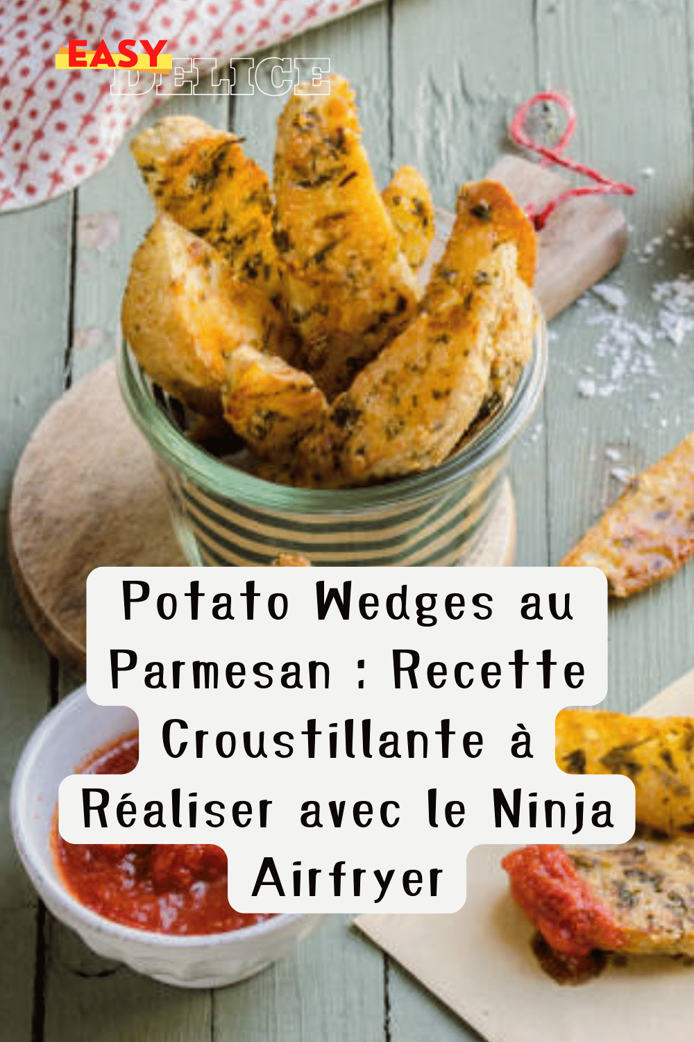 Potato wedges dorés et croustillants au parmesan, servis avec une sauce dip