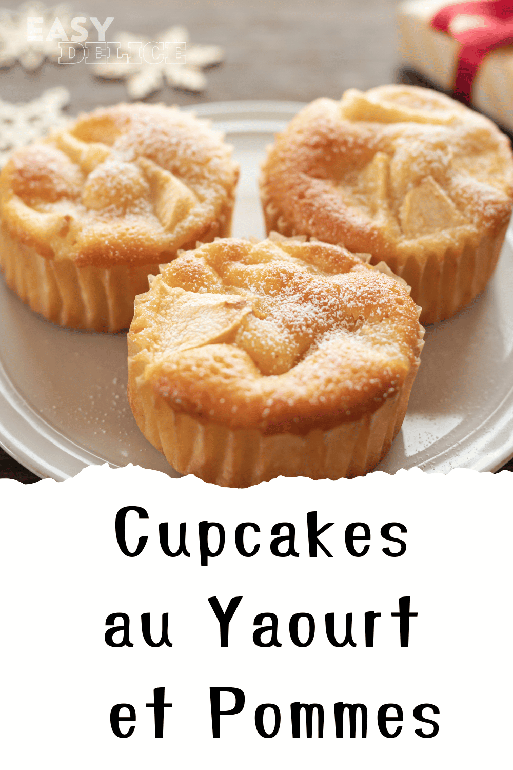 Cupcakes au yaourt et pommes dorés, surmontés de morceaux de pommes et saupoudrés de sucre glace