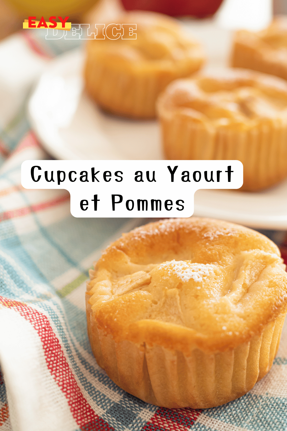 Cupcakes au yaourt et pommes dorés, surmontés de morceaux de pommes et saupoudrés de sucre glace