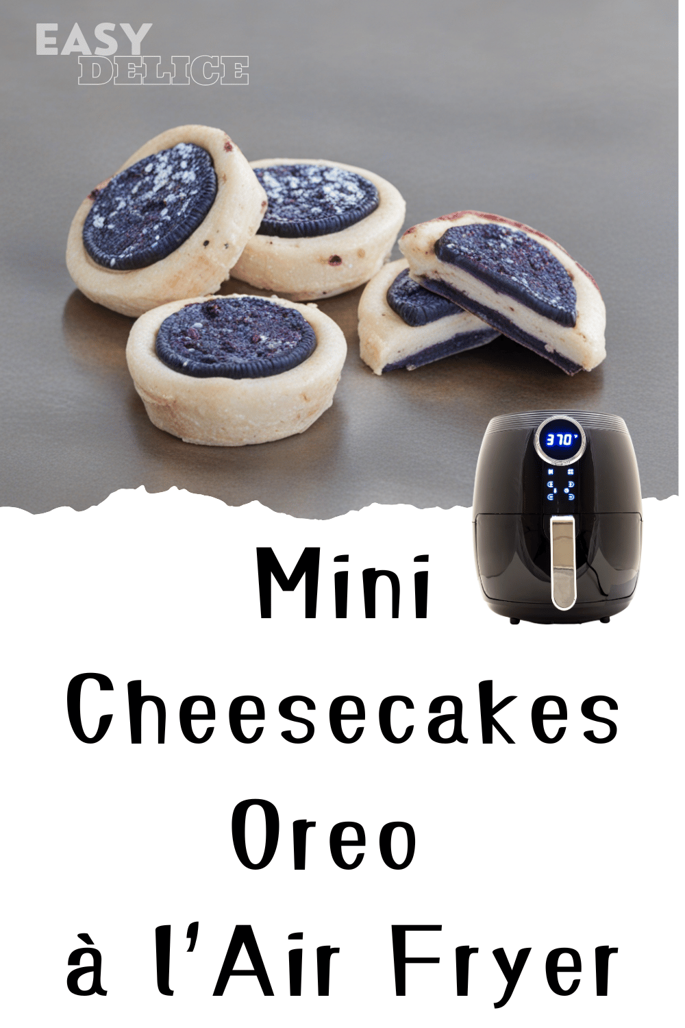 Mini cheesecakes Oreo, crémeux et décorés de biscuits émiettés, prêts à être dégustés.

