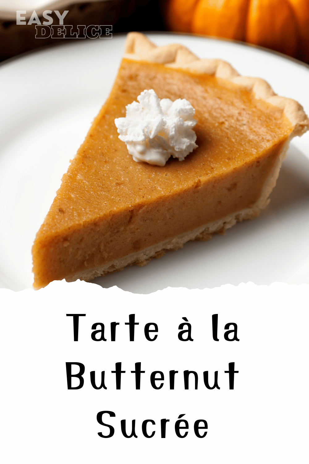  Tarte à la butternut sucrée garnie de crème onctueuse et d’épices, servie sur une table automnale.