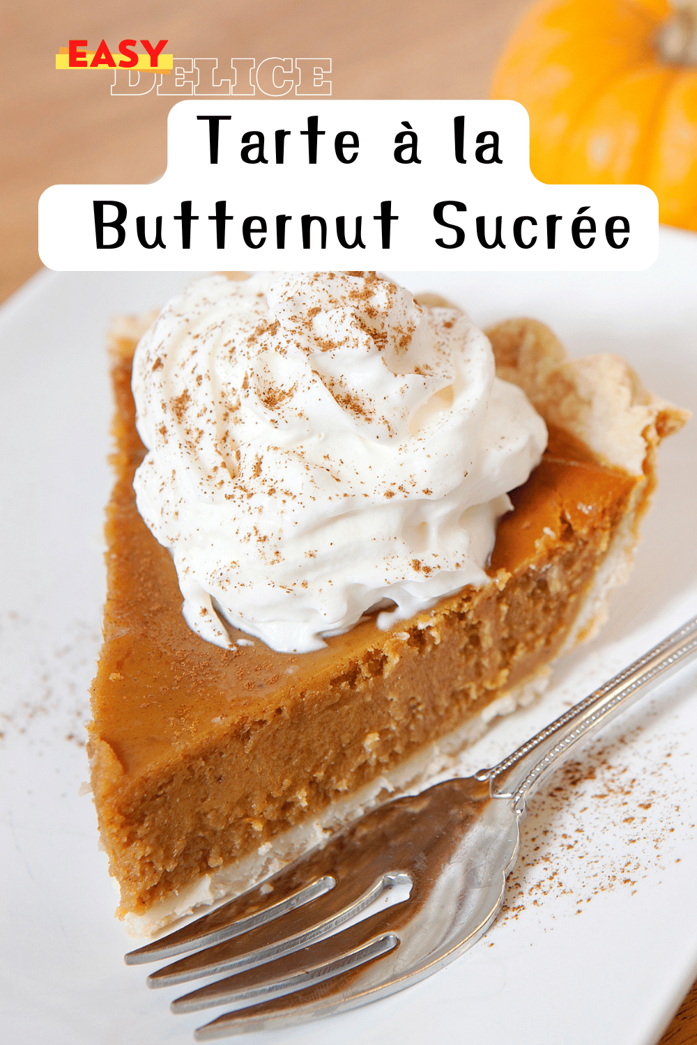  Tarte à la butternut sucrée garnie de crème onctueuse et d’épices, servie sur une table automnale.