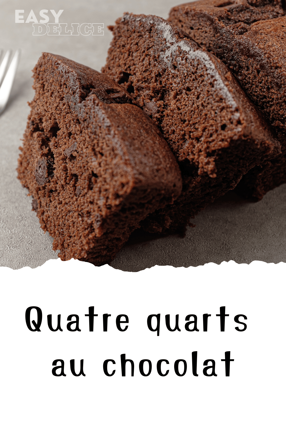 Quatre-quarts au chocolat moelleux, tranché et prêt à déguster avec un verre de lait.