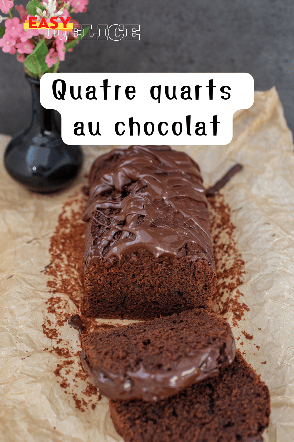 Quatre-quarts au chocolat moelleux, tranché et prêt à déguster avec un verre de lait.