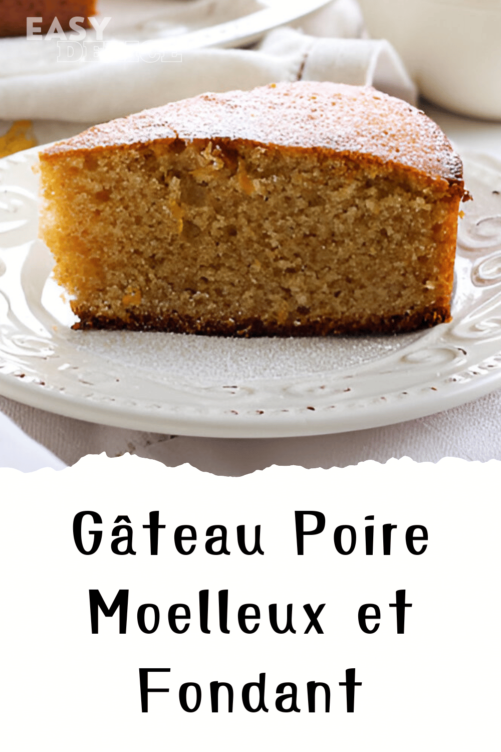 Gâteau poire moelleux et fondant garni de tranches de poires et légèrement saupoudré de sucre glace.