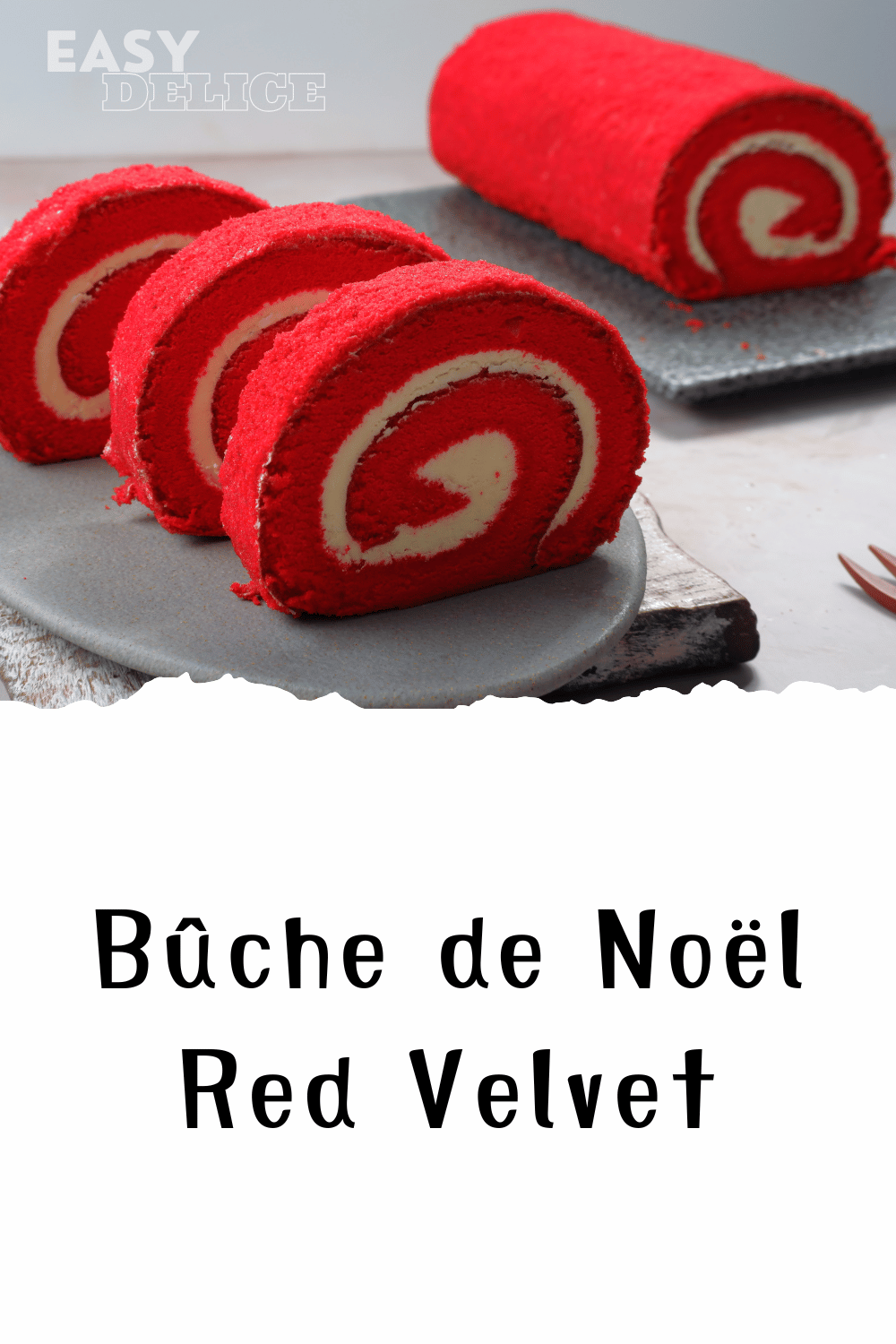 Bûche de Noël Red Velvet décorée de crème et de fruits rouges, parfaite pour les fêtes.