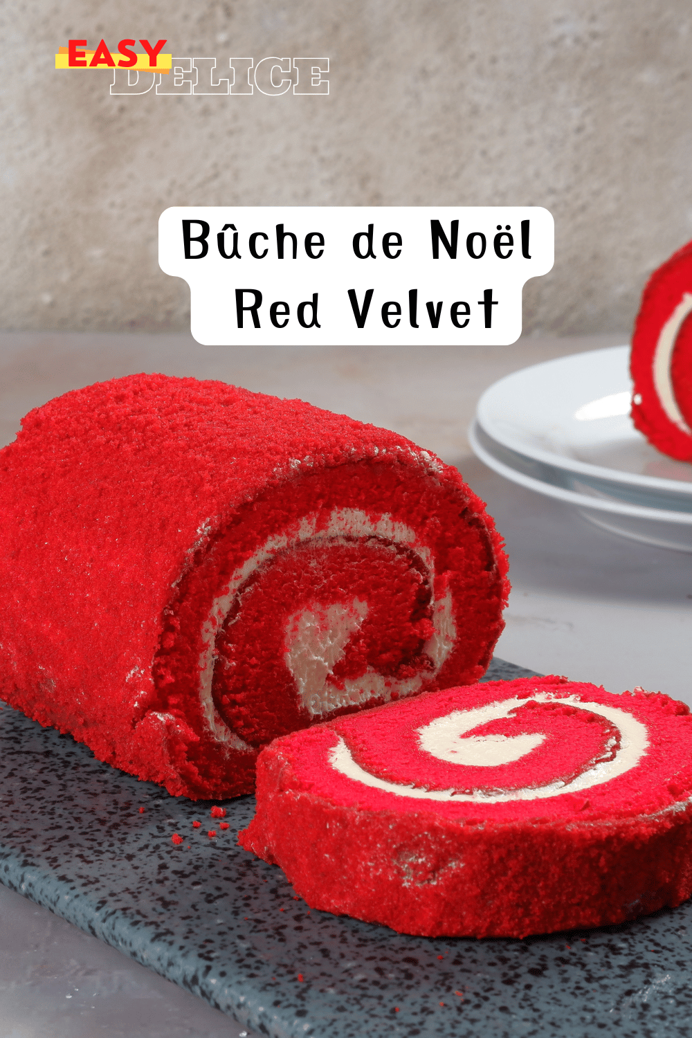 Bûche de Noël Red Velvet décorée de crème et de fruits rouges, parfaite pour les fêtes.