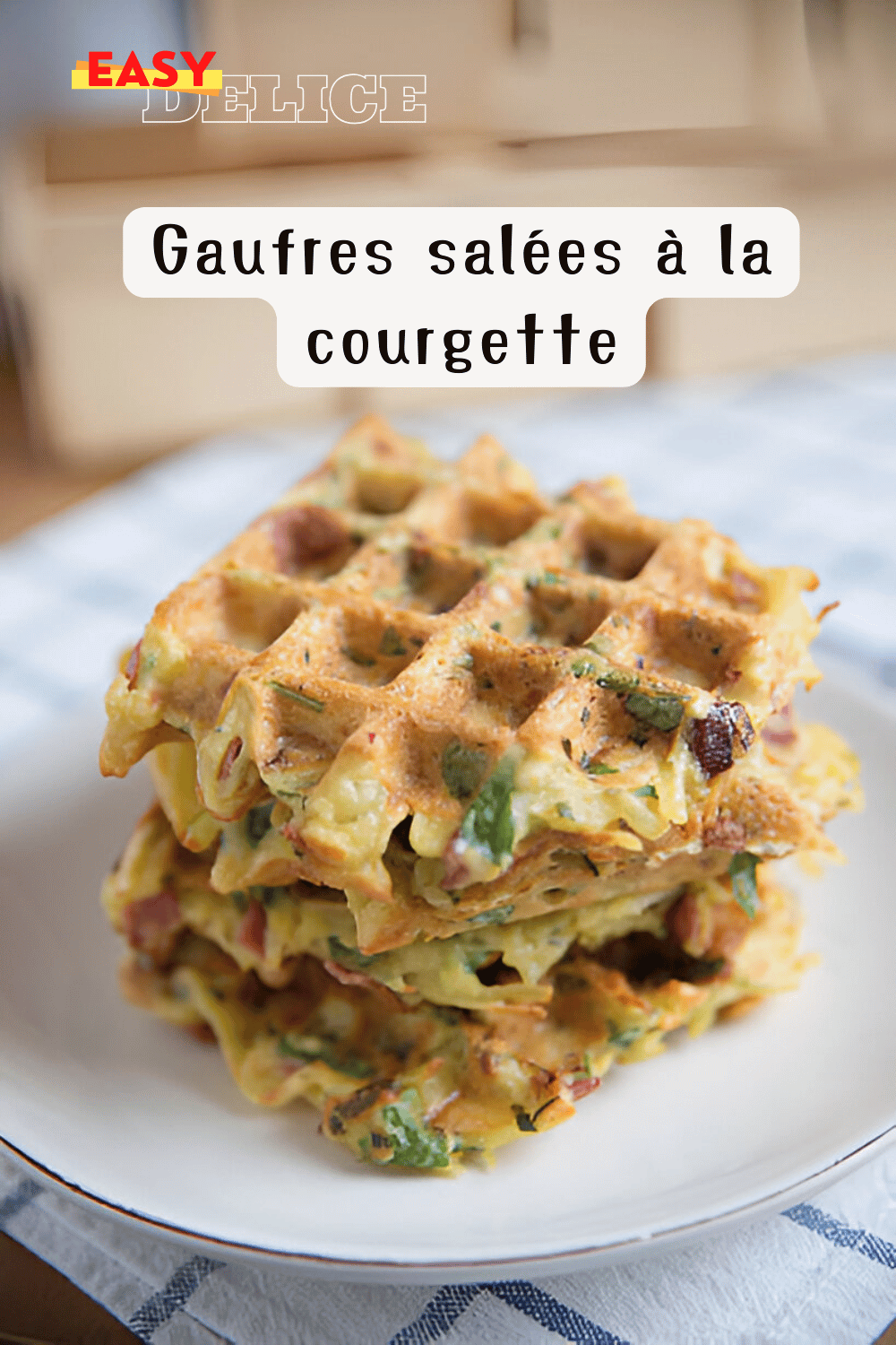 Gaufres salées à la courgette dorées, servies avec une salade fraîche et une sauce.