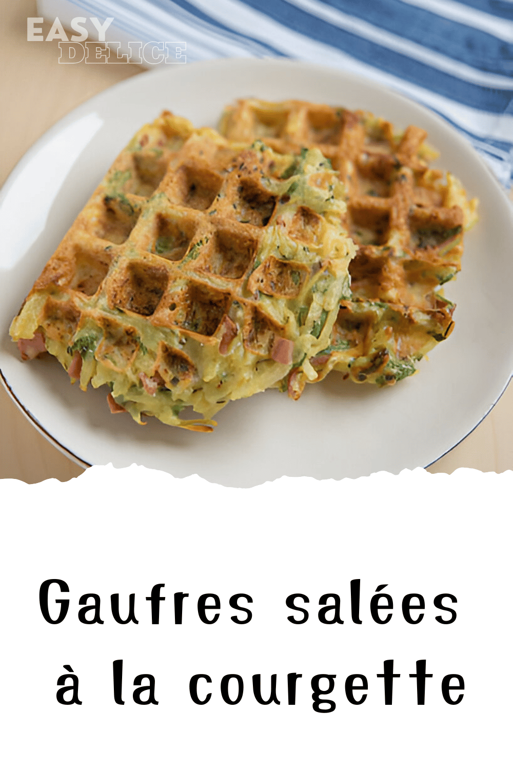 Gaufres salées à la courgette dorées, servies avec une salade fraîche et une sauce.