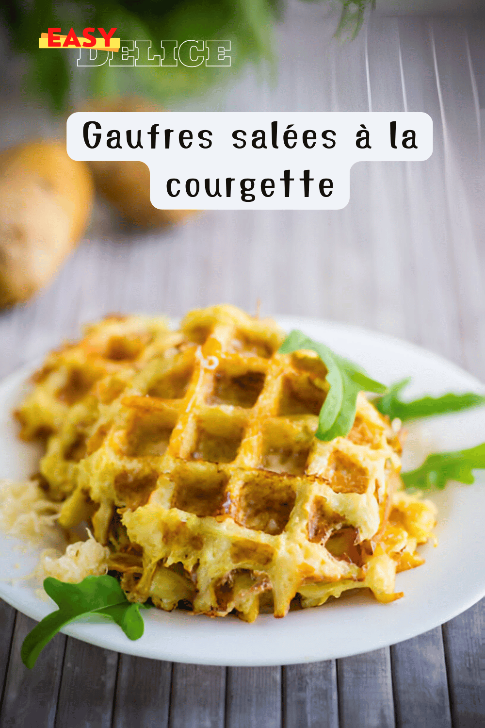 Gaufres salées à la courgette dorées, servies avec une salade fraîche et une sauce.