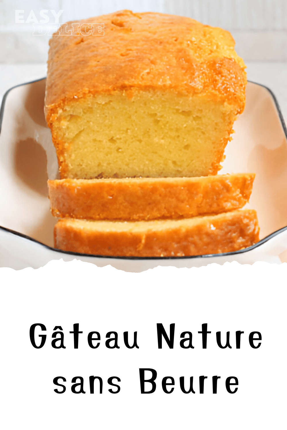  Gâteau nature sans beurre à l’huile, moelleux et doré, servi avec une tasse de thé.