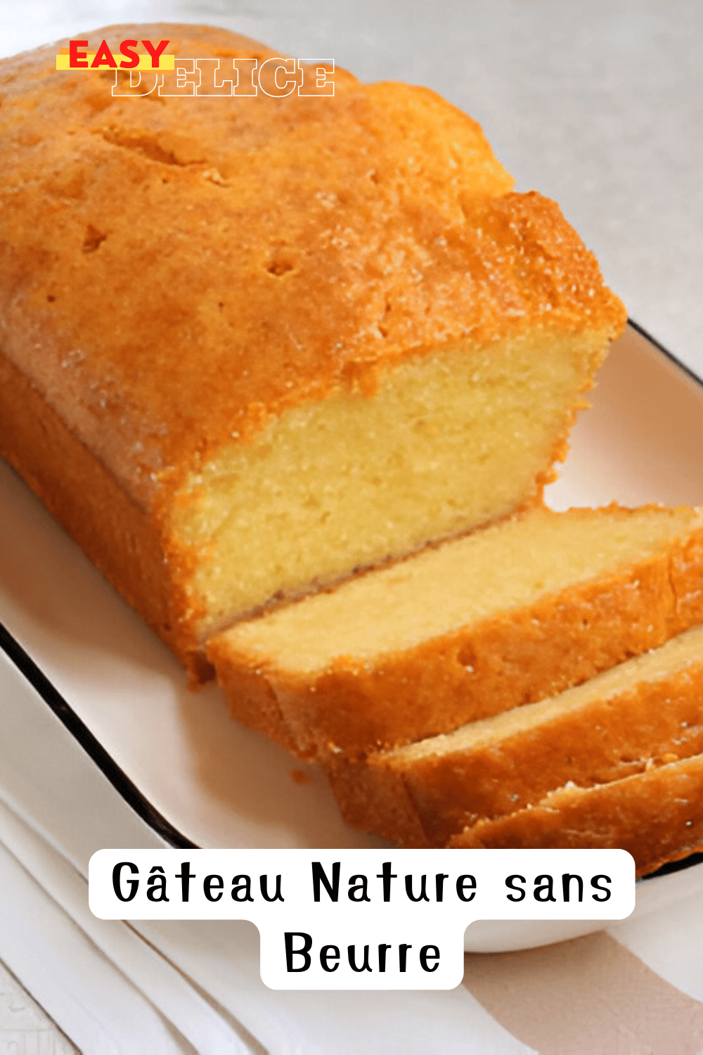  Gâteau nature sans beurre à l’huile, moelleux et doré, servi avec une tasse de thé.