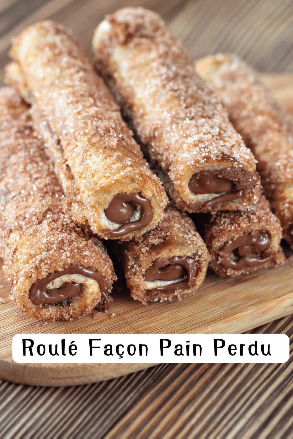 Roulés façon pain perdu garnis de pâte à tartiner, dorés et saupoudrés de sucre à la cannelle.