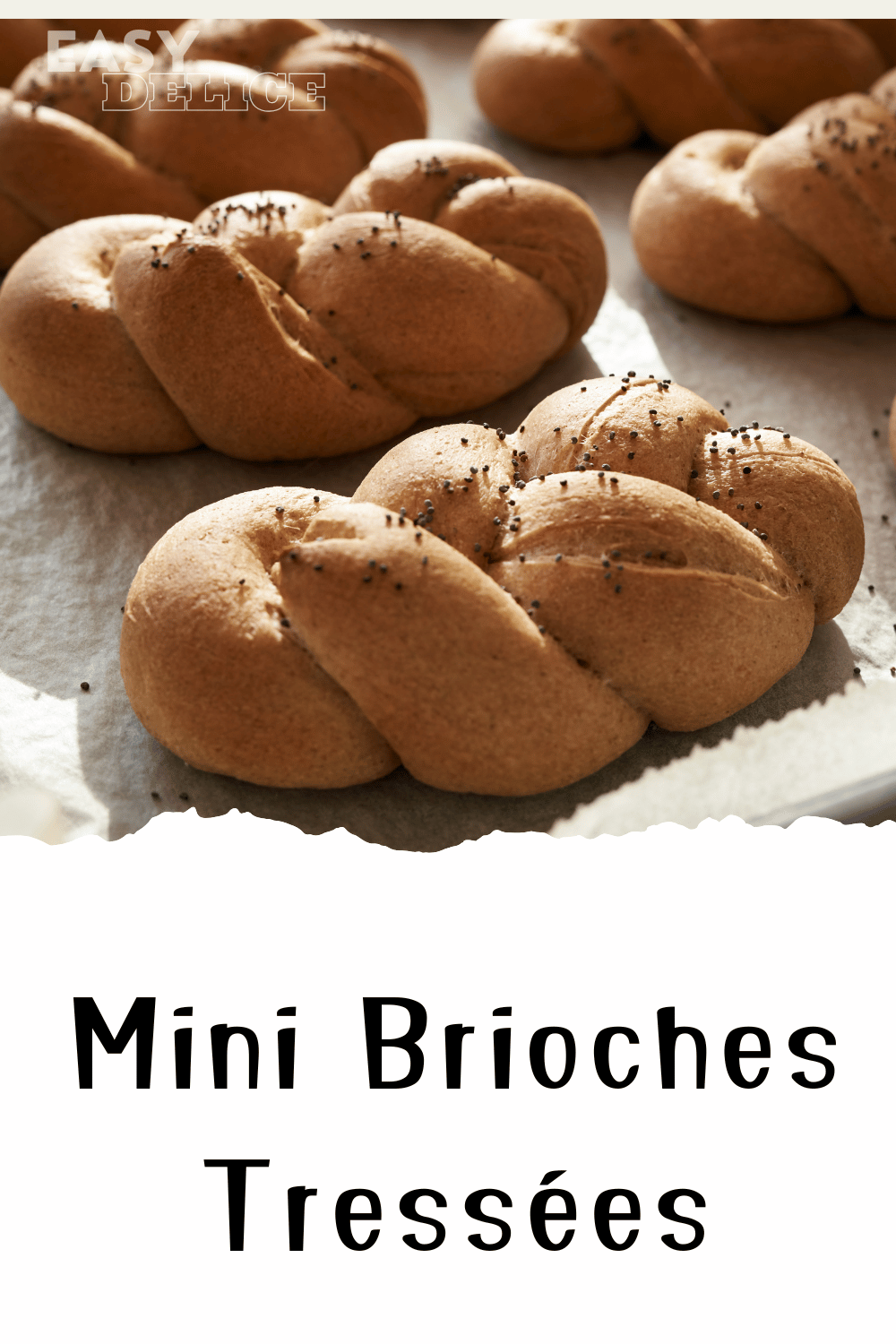 Mini brioches tressées dorées, moelleuses et délicatement dorées, servies sur une assiette.