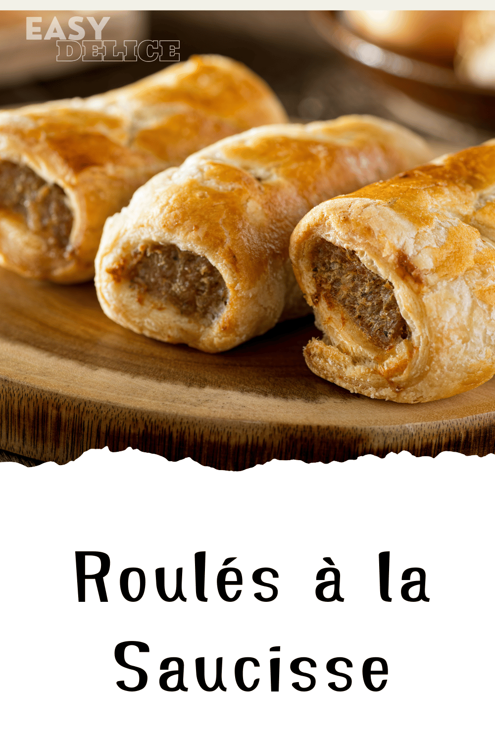 Roulés à la saucisse dorés, parfaits pour un apéritif gourmand, servis sur un plateau.