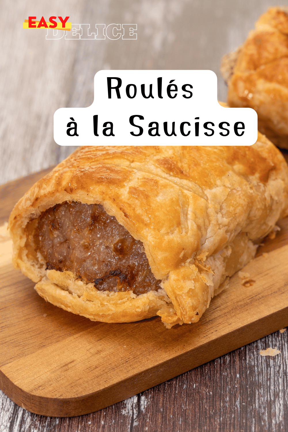 Roulés à la saucisse dorés, parfaits pour un apéritif gourmand, servis sur un plateau.