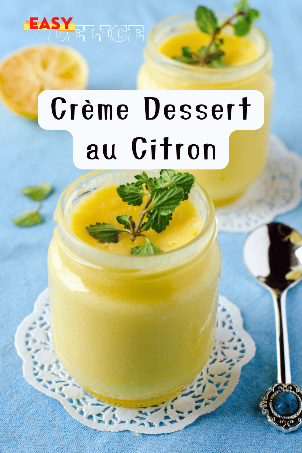 Crème dessert au citron dans un verre décoré de zestes de citron frais et d’un brin de menthe.