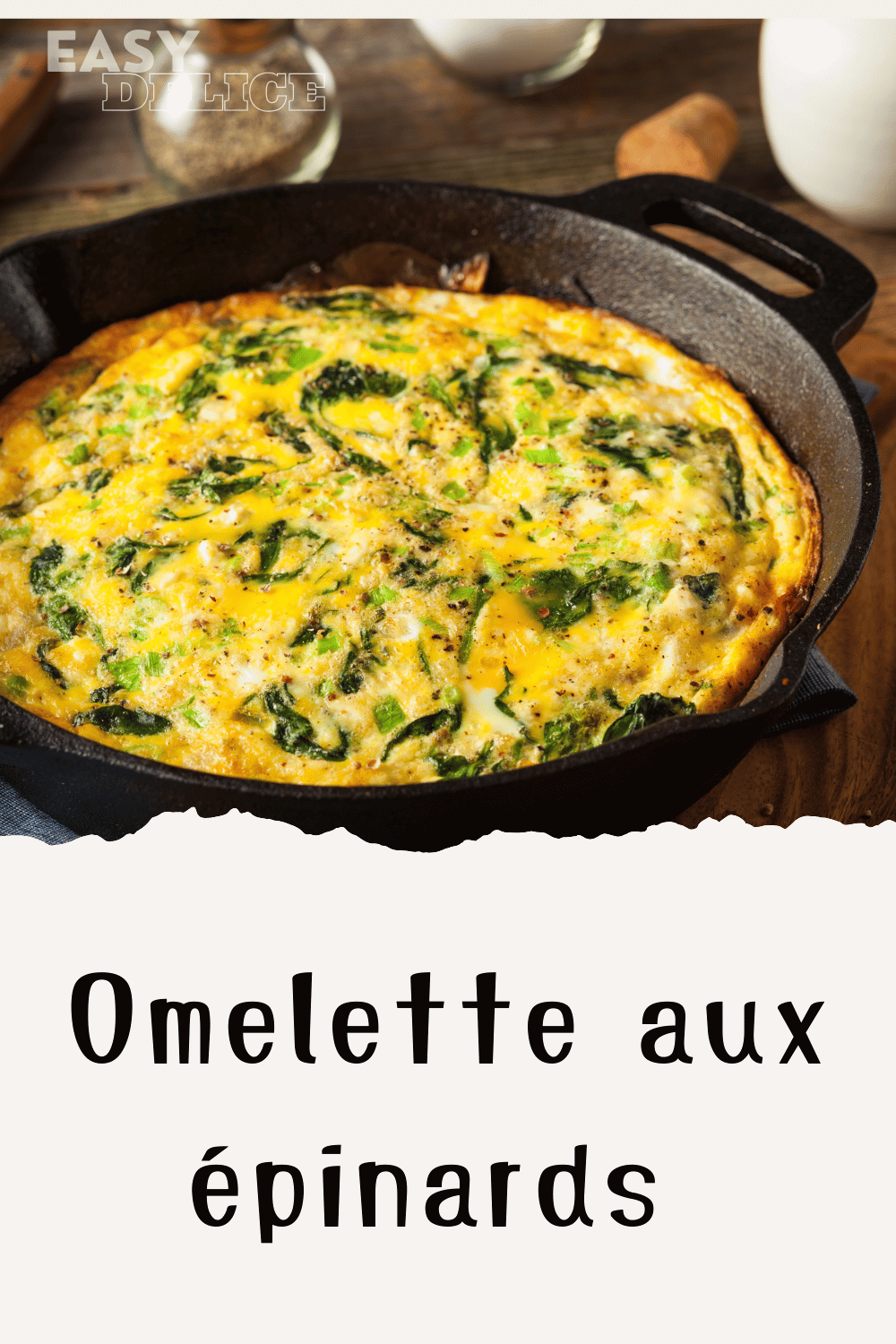 Omelette aux épinards dorée et garnie pour un repas équilibré