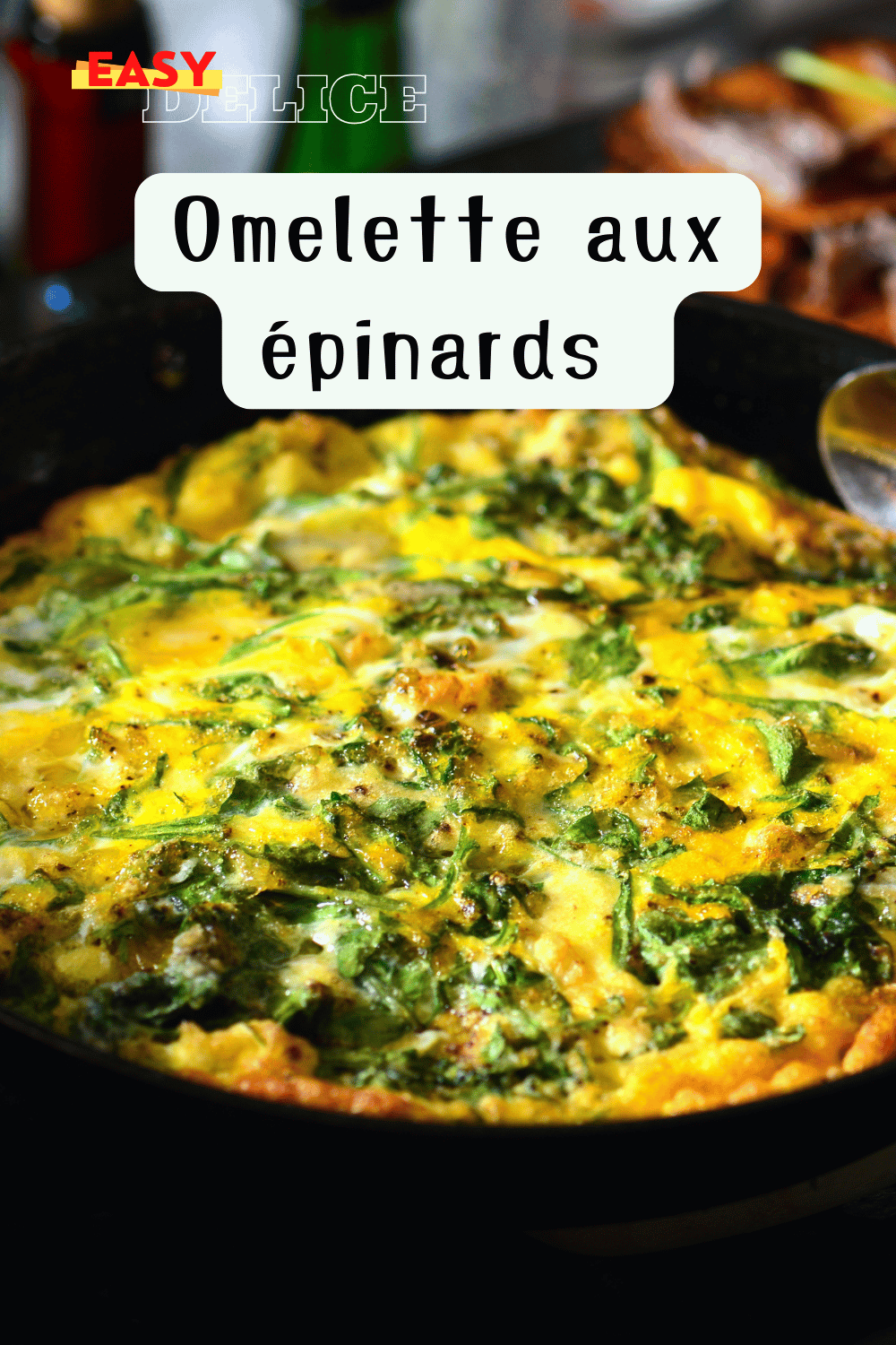 Omelette aux épinards dorée et garnie pour un repas équilibré