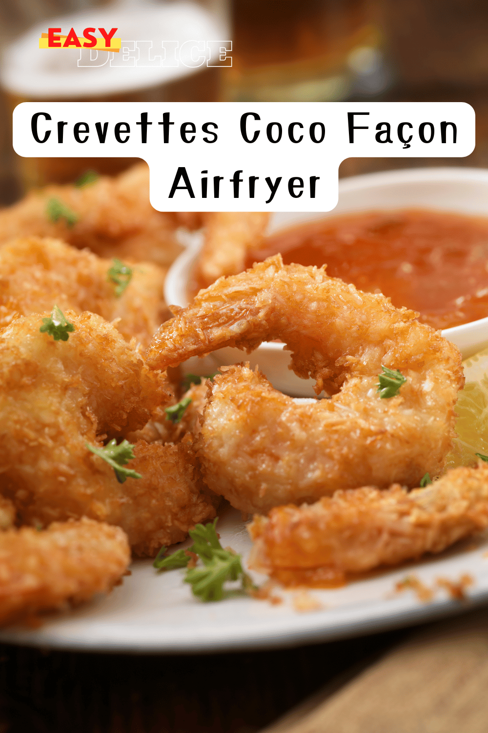  Crevettes coco dorées servies avec une sauce épicée et citron vert
