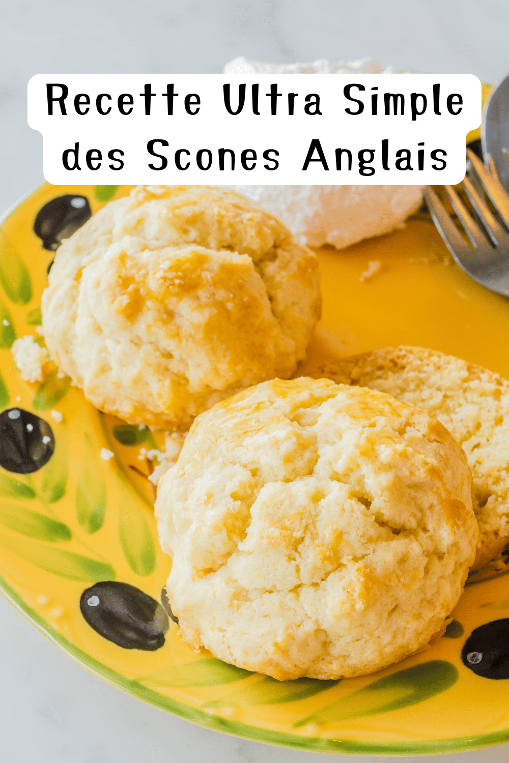 Scones anglais dorés, servis avec beurre, confiture et thé