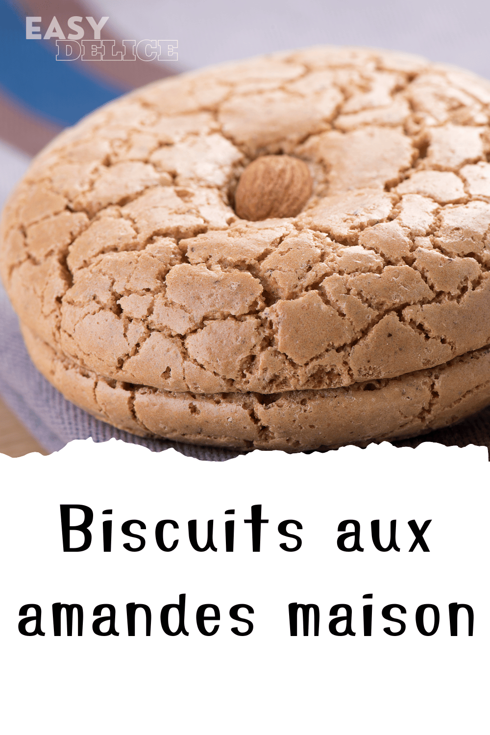 Biscuits aux amandes maison dorés et croustillants, présentés sur une assiette avec quelques amandes entières.