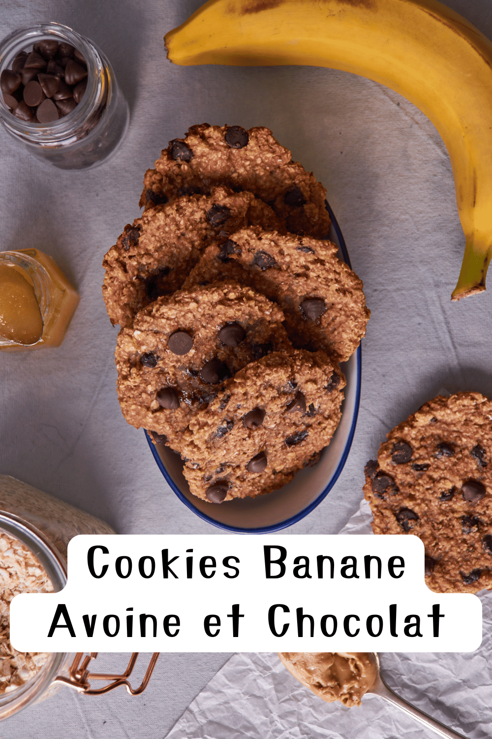 Cookies banane avoine et chocolat dorés et moelleux, avec des éclats de chocolat fondants.