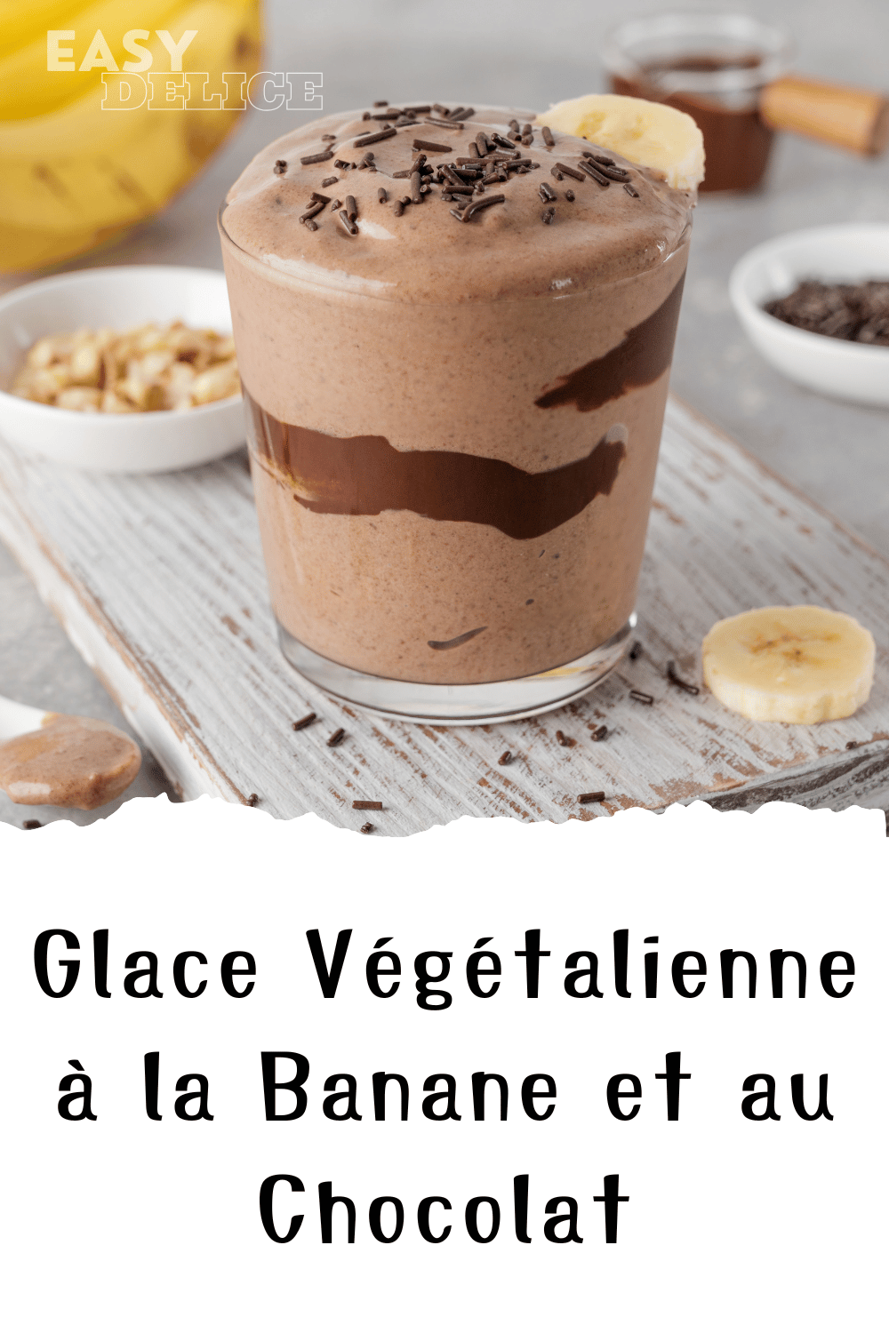 Glace végan banane et chocolat servie dans un bol, garnie de pépites de chocolat et de tranches de bananes.