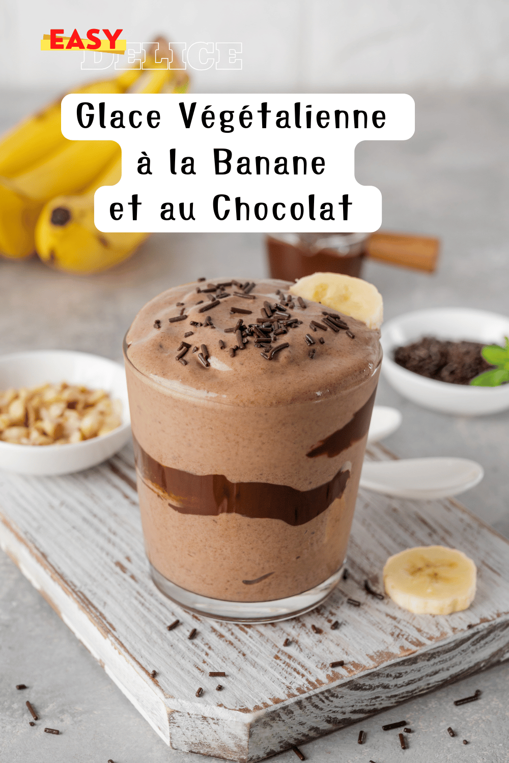 Glace végan banane et chocolat servie dans un bol, garnie de pépites de chocolat et de tranches de bananes.