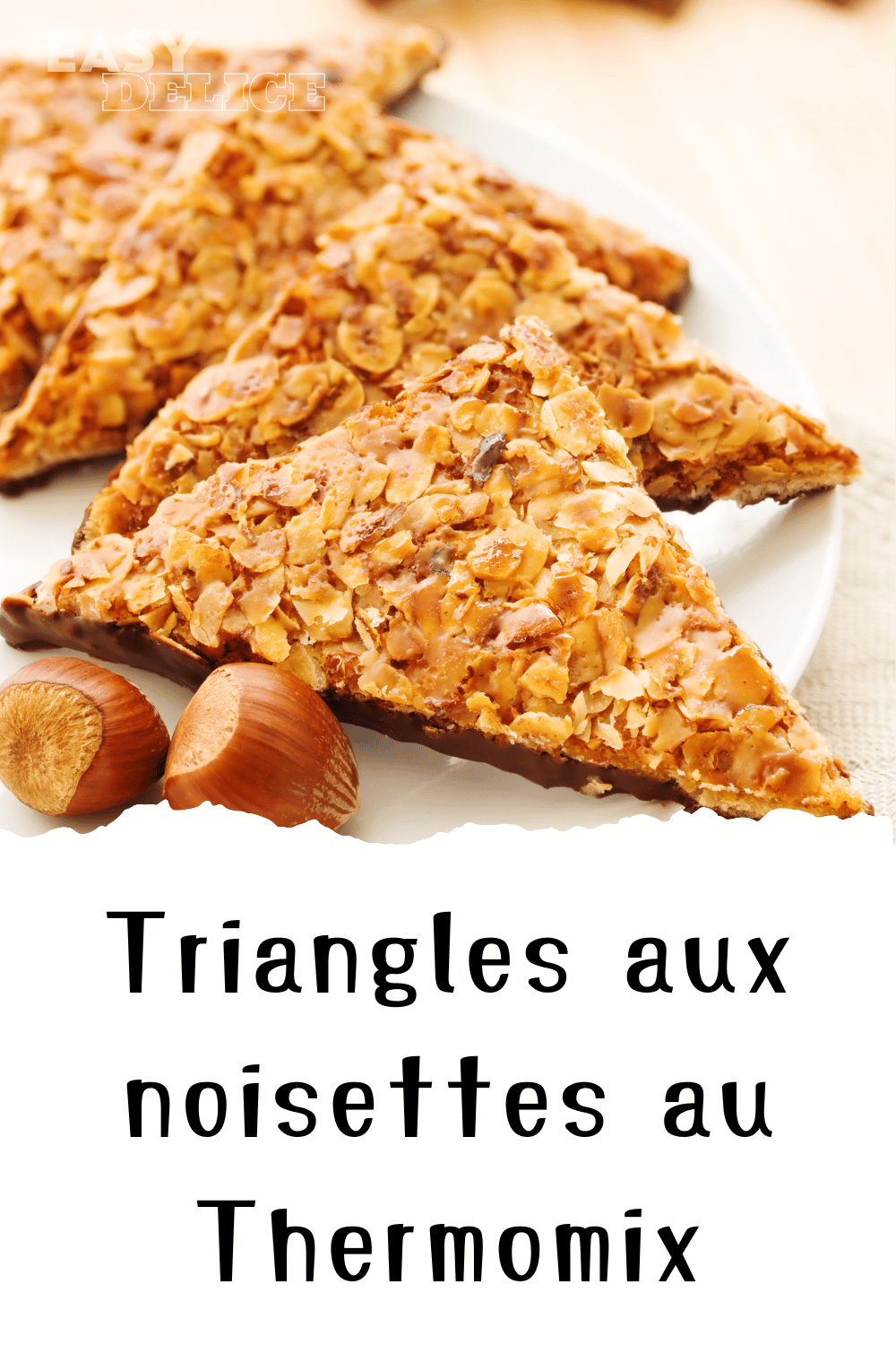 Triangles aux noisettes Thermomix fraîchement préparés et dorés.